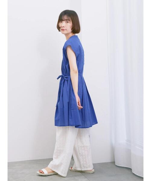 Samansa Mos2 blue(サマンサモスモスブルー)の「【Made in India】シャーリングノースリーブチュニック(シャツ/ブラウス・レディース・チャコールグレー/ブルー/オフホワイト・F)」の21枚目の写真