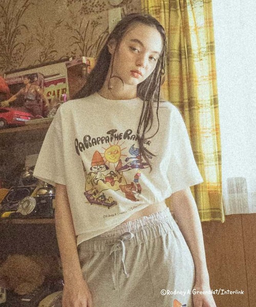 FOREVER 21（フォーエバー トゥエンティーワン）の「【パラッパラッパー】ピグメント加工グラフィックTシャツ（Tシャツ/カットソー・レディース・オフホワイト/チャコールグレー・FREE）」の2枚目の写真