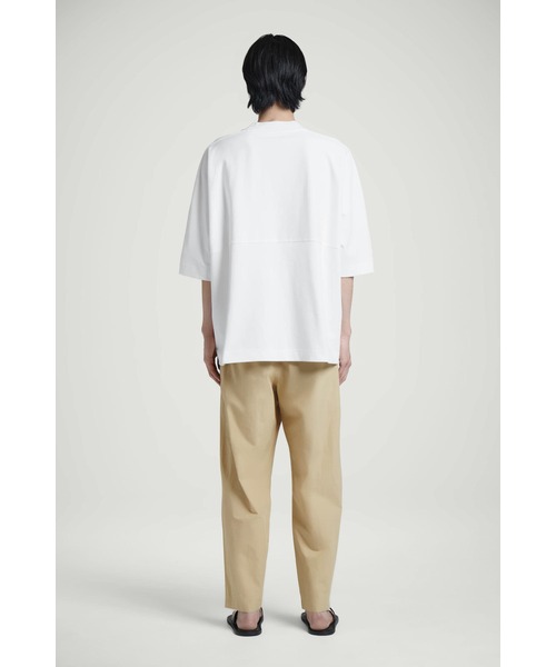 COS(コス)の「オーバーサイズ ラウンドモックネックTシャツ(Tシャツ/カットソー・メンズ・ホワイト/ブラック・XS/S/M/L/XL)」の4枚目の写真