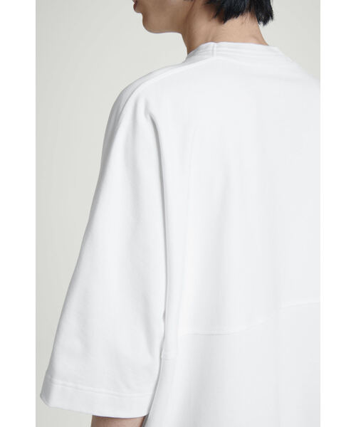 COS(コス)の「オーバーサイズ ラウンドモックネックTシャツ(Tシャツ/カットソー・メンズ・ホワイト/ブラック・XS/S/M/L/XL)」の6枚目の写真