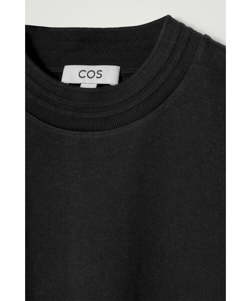 COS(コス)の「オーバーサイズ ラウンドモックネックTシャツ(Tシャツ/カットソー・メンズ・ホワイト/ブラック・XS/S/M/L/XL)」の14枚目の写真