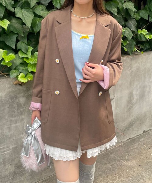 HELLO.SANFRANCISCO（ハローサンフランシスコ）の「【HELLO.SANFRANCISCO/ハローサンフランシスコ】ネーム刺繍マーガレット釦ビッグジャケット（テーラードジャケット・レディース・ブラウン/ピンク/グレー・ONE SIZE）」の3枚目の写真