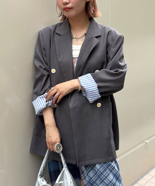 HELLO.SANFRANCISCO（ハローサンフランシスコ）の「【HELLO.SANFRANCISCO/ハローサンフランシスコ】ネーム刺繍マーガレット釦ビッグジャケット（テーラードジャケット・レディース・ブラウン/ピンク/グレー・ONE SIZE）」の2枚目の写真