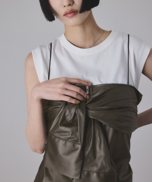 ADAM ET ROPE'（アダムエロペ）の「【サステナブル】ノットディテールノースリトップス（Tシャツ/カットソー・レディース・カーキ/ブラック・FREE）」の3枚目の写真