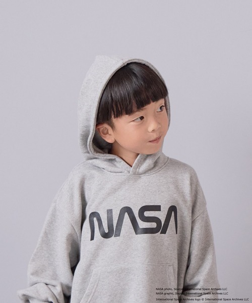 LOWRYS FARM（ローリーズファーム）の「ＮＡＳＡロゴフーディー　593055（パーカー・キッズ・ブラック/オフホワイト/グレー・150cm/130cm/110cm）」の2枚目の写真