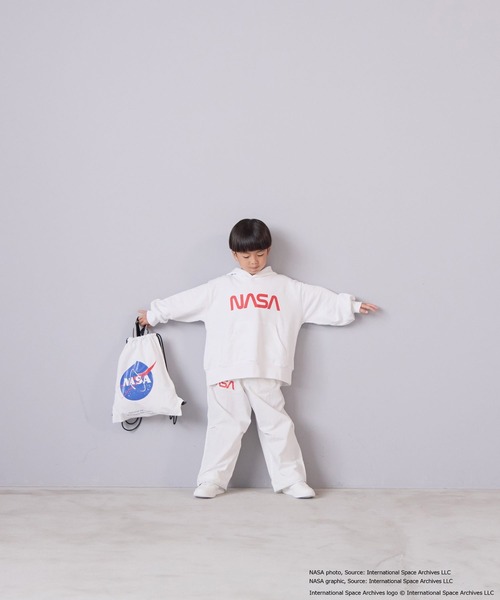 LOWRYS FARM（ローリーズファーム）の「ＮＡＳＡロゴフーディー　593055（パーカー・キッズ・ブラック/オフホワイト/グレー・150cm/130cm/110cm）」の4枚目の写真