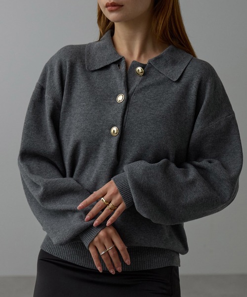 r.（アールドット）の「金ボタンニット　ポロシャツ（ニット/セーター・レディース・ブラック/アイボリー/ブラウン/グレー/ライトベージュ・FREE）」の3枚目の写真