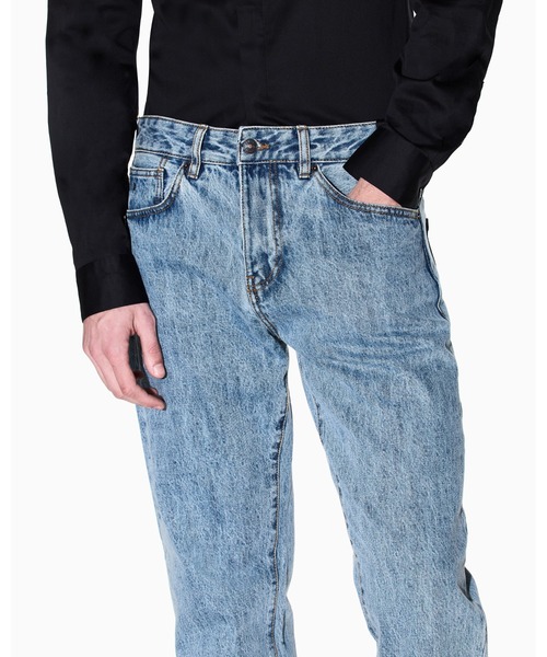 ARMANI EXCHANGE(アルマーニエクスチェンジ)の「【A|X アルマーニ エクスチェンジ】ブルーウォッシュデニムパンツ_J13 COMFORT SLIM(デニムパンツ・メンズ・ライトブルー・36inch/28inch/34inch/33inch/32inch/31inch/30inch/29inch)」の3枚目の写真