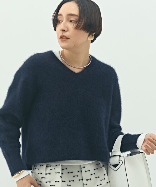 NOLLEY’S(ノーリーズ)の「《手洗い可能》ヘアリーストレッチVネックプルオーバーニット(ニット/セーター・レディース・キナリ/ネイビー/ベビーピンク/グレー・38)」の1枚目の写真