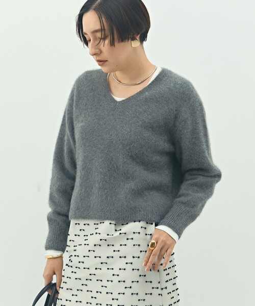 NOLLEY’S(ノーリーズ)の「《手洗い可能》ヘアリーストレッチVネックプルオーバーニット(ニット/セーター・レディース・キナリ/ネイビー/ベビーピンク/グレー・38)」の3枚目の写真