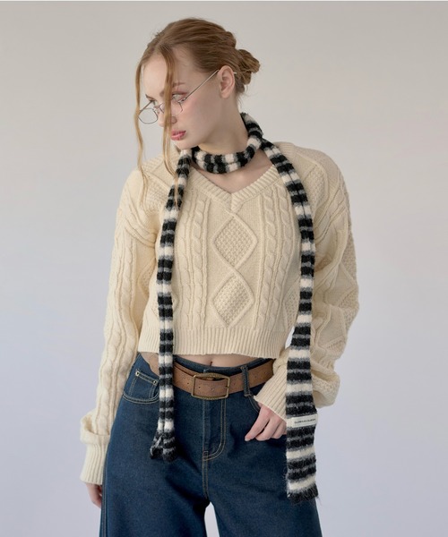 hazyl(ヘイジル)の「V-neck cable knit / Vネックケーブルニット(ニット/セーター・レディース・ボルドー/アイボリー・フリー)」の4枚目の写真