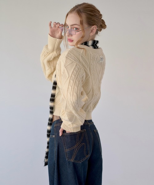 hazyl(ヘイジル)の「V-neck cable knit / Vネックケーブルニット(ニット/セーター・レディース・ボルドー/アイボリー・フリー)」の5枚目の写真