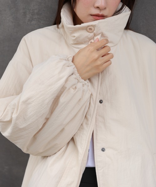 Bab（バブ）の「ハイネック中綿ブルゾン（ブルゾン・レディース・アイボリー/ブラック・M）」の3枚目の写真