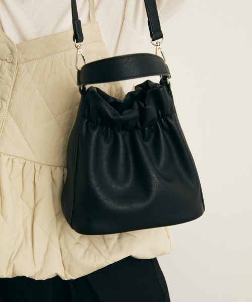 Lunea(ルネア)の「巾着ミニバッグ/ショルダー紐付き2way(ハンドバッグ・レディース・ブラウン/レッド/アイボリー/ブラック・FREE)」の3枚目の写真