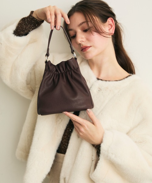 Lunea(ルネア)の「巾着ミニバッグ/ショルダー紐付き2way(ハンドバッグ・レディース・ブラウン/レッド/アイボリー/ブラック・FREE)」の7枚目の写真