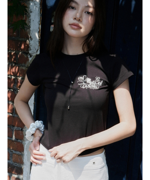 VOOR(ボル)の「ミニローズグラフィック半袖Tシャツ_ブラック(Tシャツ/カットソー・レディース・ブラック・SMALL/MEDIUM)」の8枚目の写真