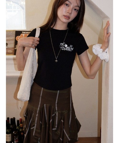 VOOR(ボル)の「ミニローズグラフィック半袖Tシャツ_ブラック(Tシャツ/カットソー・レディース・ブラック・SMALL/MEDIUM)」の6枚目の写真