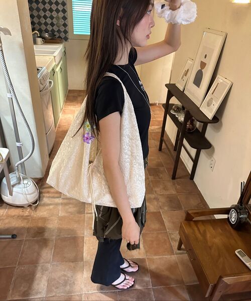 VOOR(ボル)の「ミニローズグラフィック半袖Tシャツ_ブラック(Tシャツ/カットソー・レディース・ブラック・SMALL/MEDIUM)」の2枚目の写真