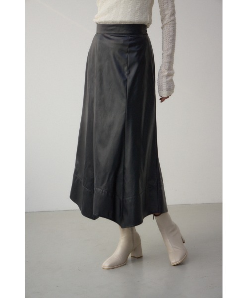 AZUL by moussy(アズールバイマウジー)の「【身長/骨格別着用画像あり】フェイクレザーハンカチーフヘムスカート 秋服 冬服 ロングスカート ウエスト後ろゴム(スカート・レディース・ブラック・MEDIUM/SMALL)」の2枚目の写真