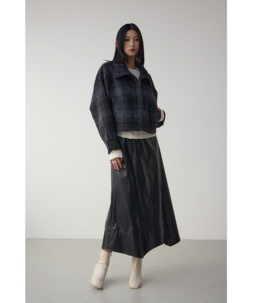 AZUL by moussy(アズールバイマウジー)の「【身長/骨格別着用画像あり】フェイクレザーハンカチーフヘムスカート 秋服 冬服 ロングスカート ウエスト後ろゴム(スカート・レディース・ブラック・MEDIUM/SMALL)」の4枚目の写真