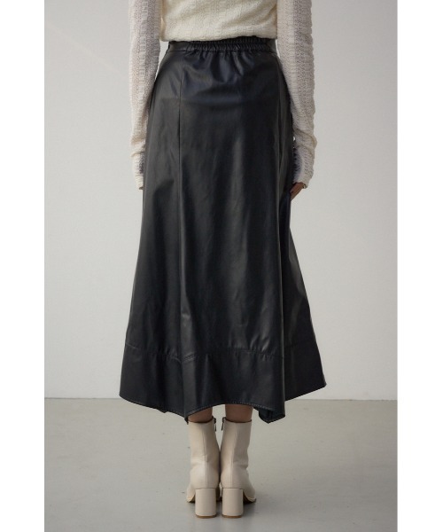 AZUL by moussy(アズールバイマウジー)の「【身長/骨格別着用画像あり】フェイクレザーハンカチーフヘムスカート 秋服 冬服 ロングスカート ウエスト後ろゴム(スカート・レディース・ブラック・MEDIUM/SMALL)」の7枚目の写真