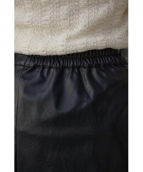 AZUL by moussy(アズールバイマウジー)の「【身長/骨格別着用画像あり】フェイクレザーハンカチーフヘムスカート 秋服 冬服 ロングスカート ウエスト後ろゴム(スカート・レディース・ブラック・MEDIUM/SMALL)」の10枚目の写真