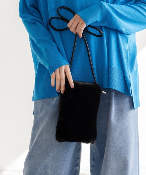 Elura(エルーラ)の「ファーマルチバック/642995(ショルダーバッグ・レディース・ベージュ/ブラック/グリーン・FREE)」の2枚目の写真