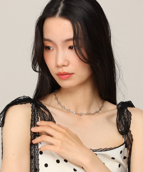 Heather(ヘザー)の「花柄モチーフネックレス 650139(ネックレス・レディース・ゴールド/シルバー・ONE SIZE)」の2枚目の写真