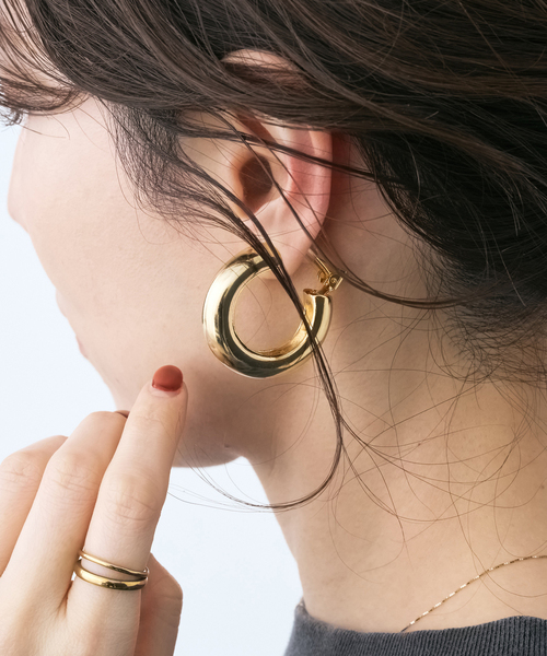 Spick & Span（スピックアンドスパン）の「Kenneth Jay Lane / ケネス ジェイ レーン フープイヤリング（イヤリング・レディース・ゴールド・FREE）」の2枚目の写真