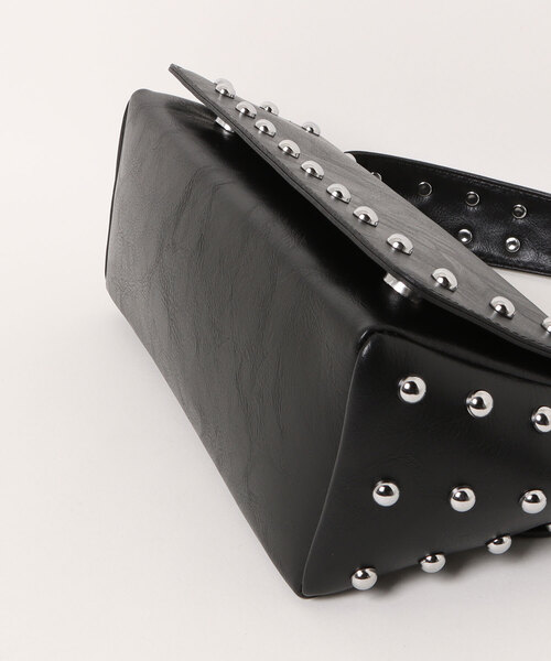 IO（イオ）（イオ）の「HERB/Studded Flap Bag/スタッズフラップバッグ（ショルダーバッグ・レディース・アイボリー/ブラック・FREE）」の4枚目の写真