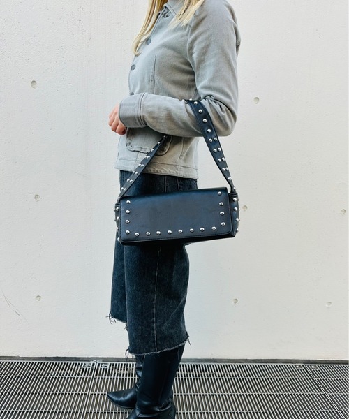 IO（イオ）（イオ）の「HERB/Studded Flap Bag/スタッズフラップバッグ（ショルダーバッグ・レディース・アイボリー/ブラック・FREE）」の2枚目の写真