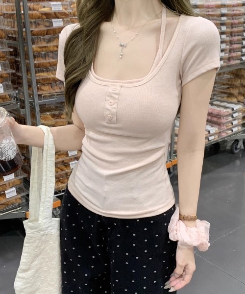 Teem Store(チームストア)の「【カップ付き】サイドギャザーフェイクレイヤードピチT 体型盛れ(Tシャツ/カットソー・レディース・ホワイト/ピンク/ブラック/グレー・F)」の5枚目の写真