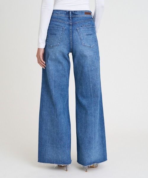 YANUK(ヤヌーク)の「ワイドフレア"LYDIA"(デニムパンツ・レディース・ライトブルー・26inch/25inch/23inch/22inch/21inch/27inch)」の6枚目の写真