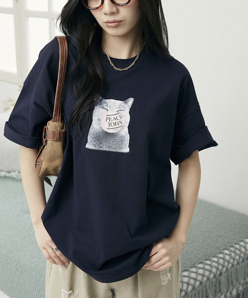 PEACH JOHN(ピーチジョン)の「PEACH JOHN × PUBLUX/ピーチ・ジョン バルーン ロゴ キャット Tシャツ 限定展開(Tシャツ/カットソー・メンズ・ブラック/ネイビー/ホワイト/ピンク・SMALL/MEDIUM/LARGE)」の3枚目の写真