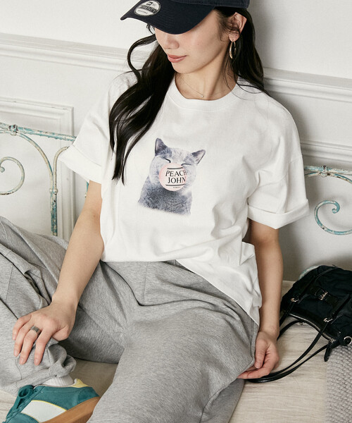PEACH JOHN(ピーチジョン)の「PEACH JOHN × PUBLUX/ピーチ・ジョン バルーン ロゴ キャット Tシャツ 限定展開(Tシャツ/カットソー・メンズ・ブラック/ネイビー/ホワイト/ピンク・SMALL/MEDIUM/LARGE)」の1枚目の写真