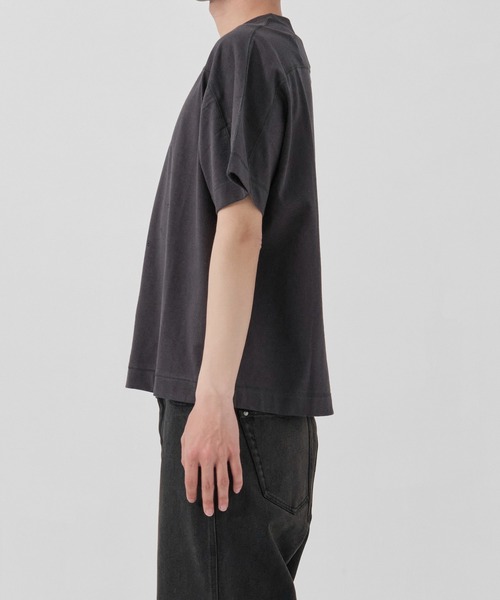 JIAN YE(ジェンイェ)の「CIRCLE T(Tシャツ/カットソー・メンズ・オフホワイト/ダークグレー・LARGE/MEDIUM)」の8枚目の写真
