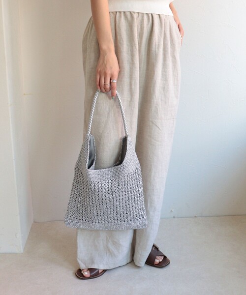 fredy emue(フレディエミュ)の「メタリックコード柄編みワンハンドルバッグ(ショルダーバッグ・レディース・シルバー/チャコールグレー・FREE)」の1枚目の写真