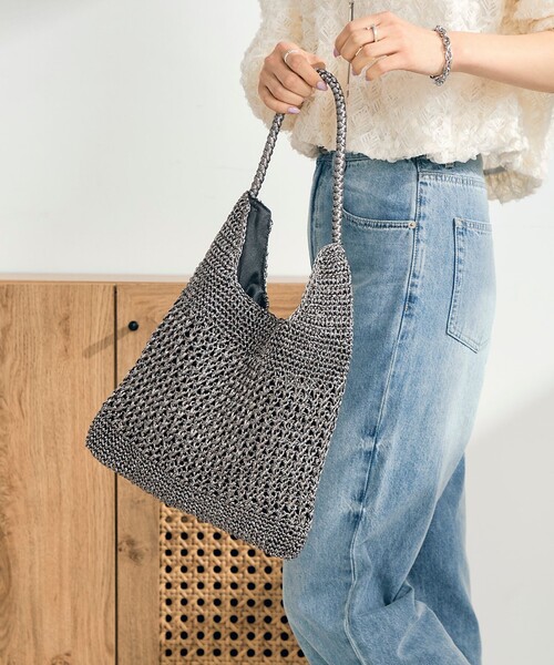 fredy emue(フレディエミュ)の「メタリックコード柄編みワンハンドルバッグ(ショルダーバッグ・レディース・シルバー/チャコールグレー・FREE)」の2枚目の写真