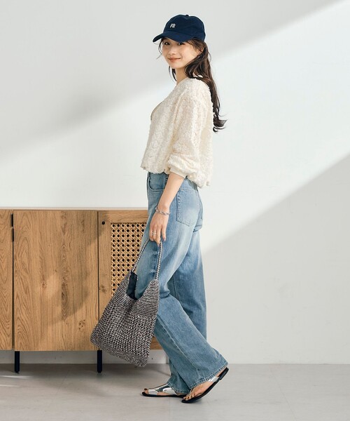 fredy emue(フレディエミュ)の「メタリックコード柄編みワンハンドルバッグ(ショルダーバッグ・レディース・シルバー/チャコールグレー・FREE)」の4枚目の写真