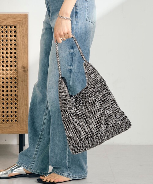 fredy emue(フレディエミュ)の「メタリックコード柄編みワンハンドルバッグ(ショルダーバッグ・レディース・シルバー/チャコールグレー・FREE)」の5枚目の写真