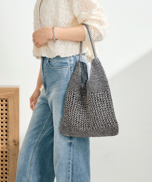 fredy emue(フレディエミュ)の「メタリックコード柄編みワンハンドルバッグ(ショルダーバッグ・レディース・シルバー/チャコールグレー・FREE)」の6枚目の写真