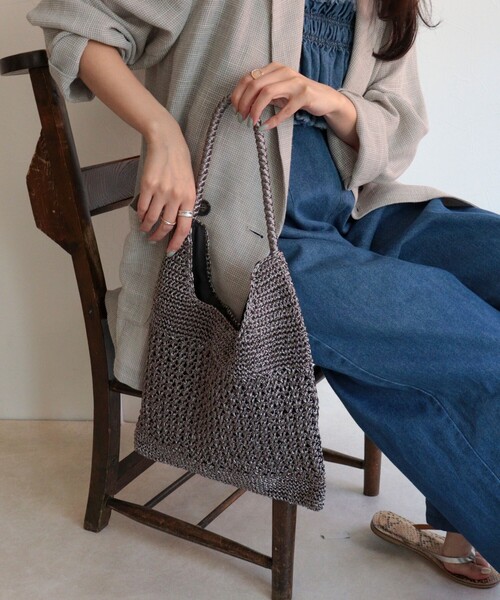 fredy emue(フレディエミュ)の「メタリックコード柄編みワンハンドルバッグ(ショルダーバッグ・レディース・シルバー/チャコールグレー・FREE)」の8枚目の写真