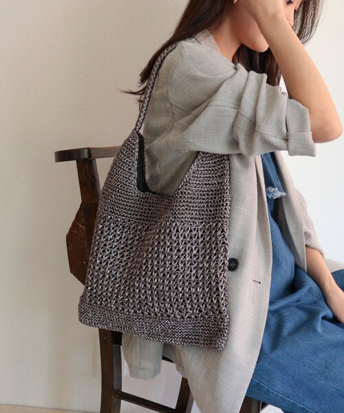 fredy emue(フレディエミュ)の「メタリックコード柄編みワンハンドルバッグ(ショルダーバッグ・レディース・シルバー/チャコールグレー・FREE)」の9枚目の写真