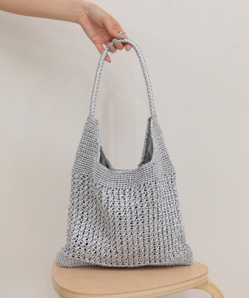 fredy emue(フレディエミュ)の「メタリックコード柄編みワンハンドルバッグ(ショルダーバッグ・レディース・シルバー/チャコールグレー・FREE)」の10枚目の写真