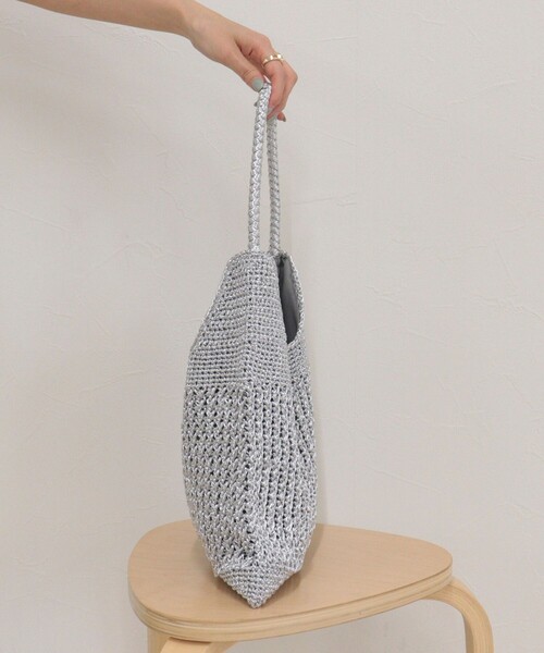 fredy emue(フレディエミュ)の「メタリックコード柄編みワンハンドルバッグ(ショルダーバッグ・レディース・シルバー/チャコールグレー・FREE)」の11枚目の写真