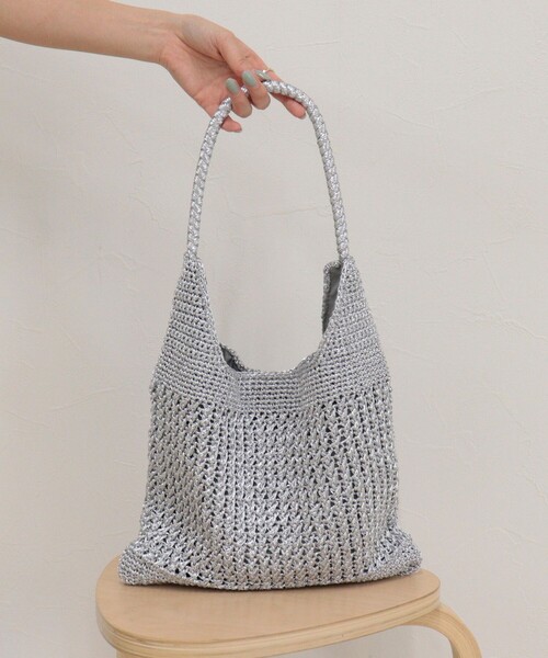 fredy emue(フレディエミュ)の「メタリックコード柄編みワンハンドルバッグ(ショルダーバッグ・レディース・シルバー/チャコールグレー・FREE)」の12枚目の写真