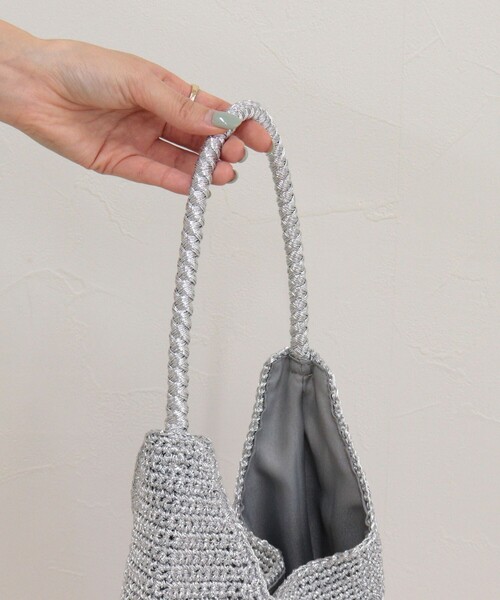 fredy emue(フレディエミュ)の「メタリックコード柄編みワンハンドルバッグ(ショルダーバッグ・レディース・シルバー/チャコールグレー・FREE)」の13枚目の写真