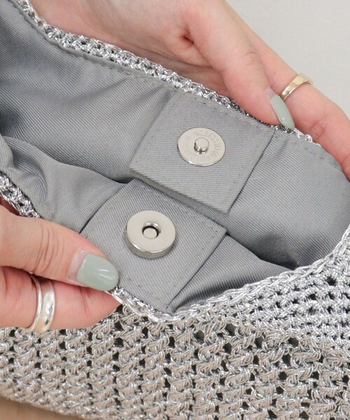 fredy emue(フレディエミュ)の「メタリックコード柄編みワンハンドルバッグ(ショルダーバッグ・レディース・シルバー/チャコールグレー・FREE)」の15枚目の写真