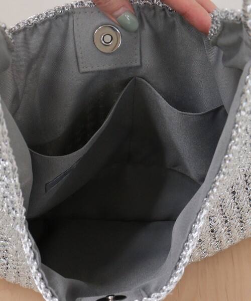 fredy emue(フレディエミュ)の「メタリックコード柄編みワンハンドルバッグ(ショルダーバッグ・レディース・シルバー/チャコールグレー・FREE)」の16枚目の写真