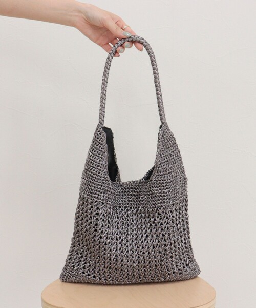 fredy emue(フレディエミュ)の「メタリックコード柄編みワンハンドルバッグ(ショルダーバッグ・レディース・シルバー/チャコールグレー・FREE)」の18枚目の写真
